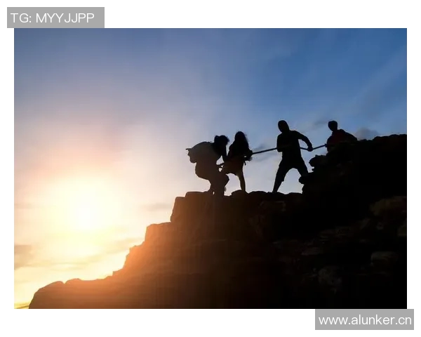 足球明星携子女登山探险温馨时刻记录家庭亲子互动乐趣